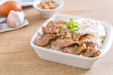 yumurta ile tepesinde pirinç Sarımsak soslu tavada kızartılmış domuz eti