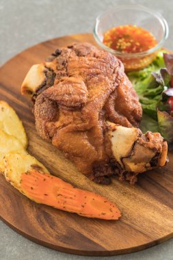 Gevrek domuz knuckle veya Alman domuz Hocks