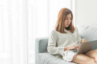 Asyalı kadın evde çalışma 