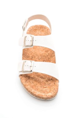 Beyaz arka plan üzerinde unisex deri sandalet
