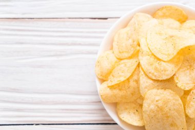 patates cipsi plaka üzerinde