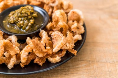 Kızarmış domuz eti rince ya da domuz eti aperatif Kuzey Tayland yeşil biber D ile