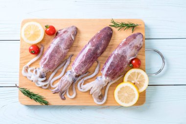 taze ahtapot veya mürekkep ahşap tahta üzerinde ham