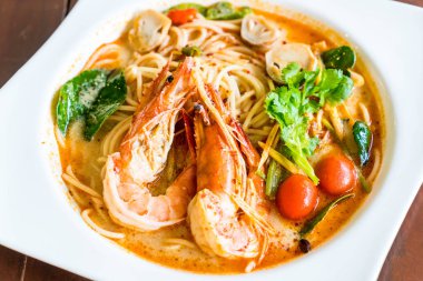 karides acılı spagetti (tom yum kung)