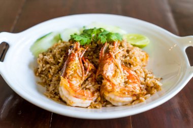 Kızarmış karidesli pilav yapıştırın