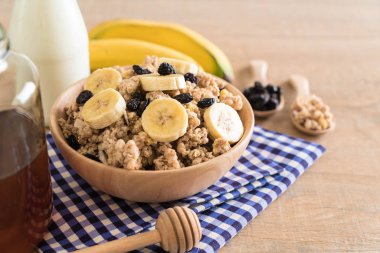 Granola muz, Kuru üzüm ve süt ile 