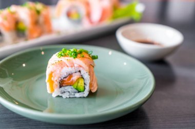 Izgara somon suşi roll