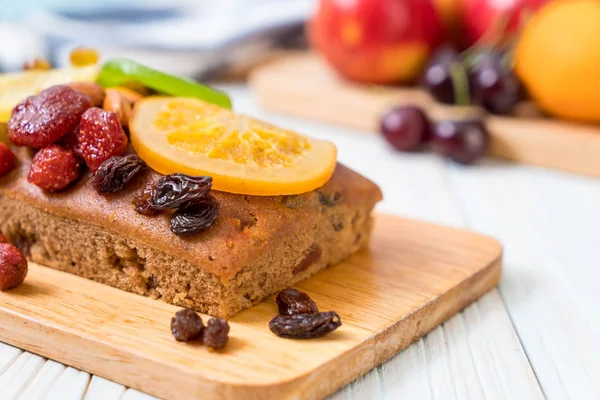 Ahşap üzerine meyveli kek