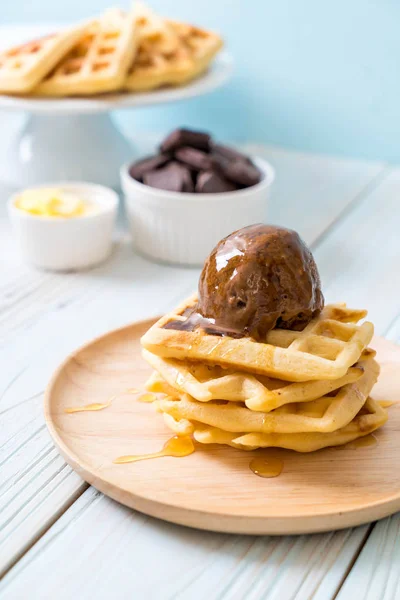 Chocolate ice-cream with waffle — Stock Photo, Image