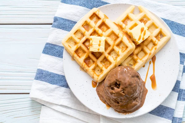 Çikolatalı dondurma waffle ile