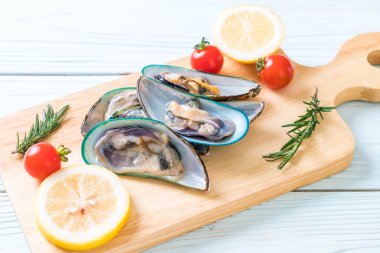 ahşap tahta üzerinde taze midye