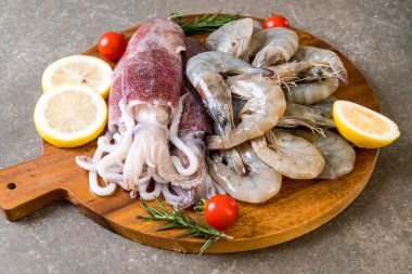 taze deniz ürünleri ham (karides, mürekkep) ahşap tahta üzerinde 