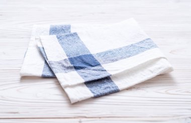 ahşap arka plan üzerinde mutfak bezi (peçete)