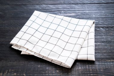 ahşap arka plan üzerinde mutfak bezi (peçete)