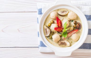 Balık topu ile yeşil köri