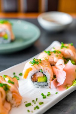 Izgara somon suşi roll