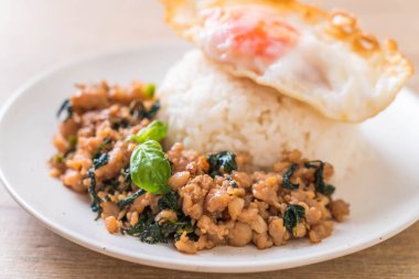 fesleğen pilav ve kızarmış yumurta ile tavada kızartılmış domuz eti