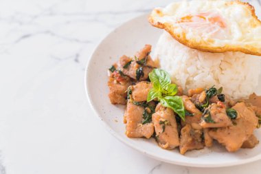 fesleğen pilav ve kızarmış yumurta ile tavada kızartılmış domuz eti