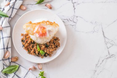 fesleğen pilav ve kızarmış yumurta ile tavada kızartılmış domuz eti