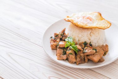 fesleğen pilav ve kızarmış yumurta ile tavada kızartılmış domuz eti