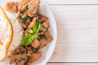 fesleğen pilav ve kızarmış yumurta ile tavada kızartılmış domuz eti