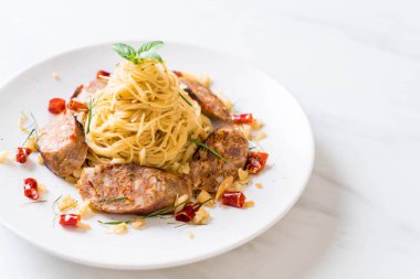 Sai Aua (Notrhern Tay baharatlı sucuk ile tavada kızartılmış spagetti)