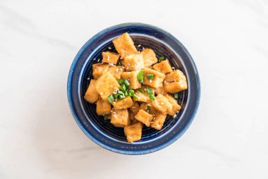 Kızarmış Tofu susam bir kase