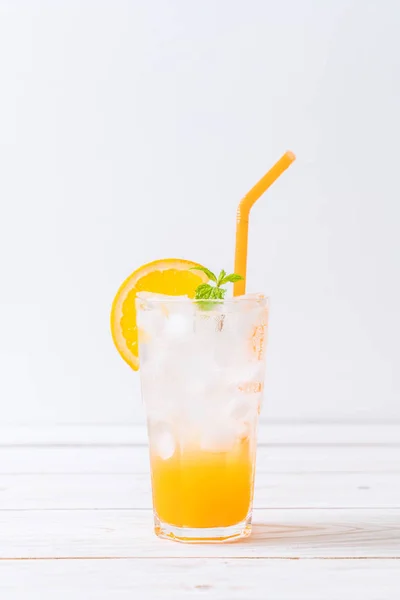 Apelsinjuice med soda — Stockfoto