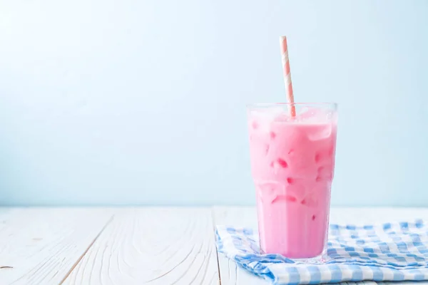 Rosafarbener Erdbeer-Milchshake — Stockfoto