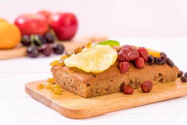 Ahşap üzerine meyveli kek