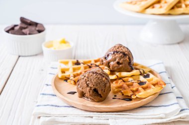 Çikolatalı dondurma waffle ile