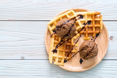 Çikolatalı dondurma waffle ile