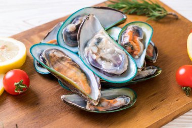 ahşap tahta üzerinde taze midye