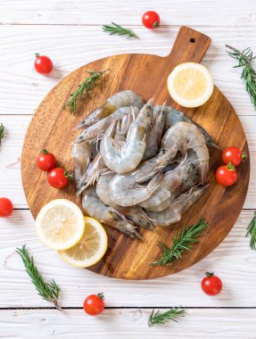 Tahtada çiğ karides ya da karides.