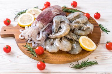 taze deniz ürünleri ham (karides, mürekkep) ahşap tahta üzerinde 