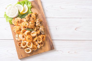 soslu kızarmış deniz ürünleri (mürekkep, karides, midye)