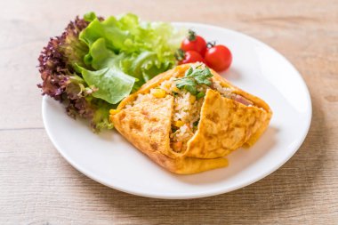 Bir omlet kaydırma aromalı Fried Rice