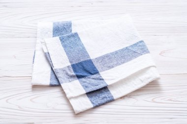 ahşap arka plan üzerinde mutfak bezi (peçete)