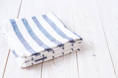 ahşap arka plan üzerinde mutfak bezi (peçete)