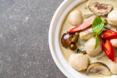 Balık topu ile yeşil köri