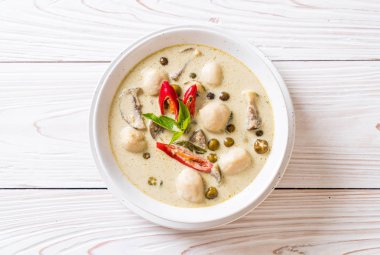 Balık topu ile yeşil köri