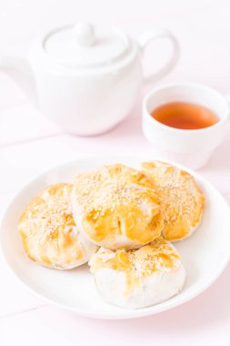 Asya tarzı ev yapımı elma pasta 