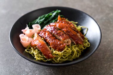 sebze erişte ile kızarmış ördek