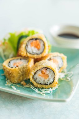 Kızarmış suşi rulo ile Somon