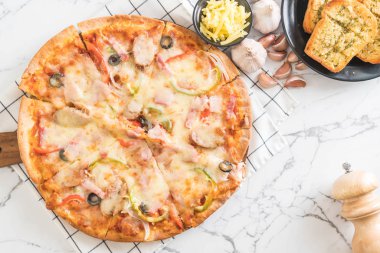 Salam ve sosis pizza