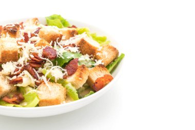 beyaz zemin üzerine Sezar salatası