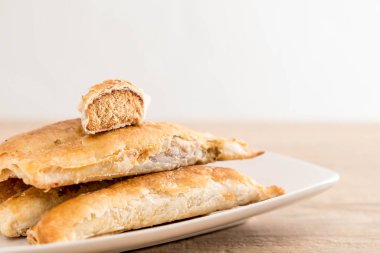 turta kurutulmuş rendelenmiş domuz ile sopa