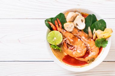 Tom Yum Goong baharatlı ekşi çorbası