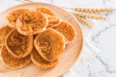 kurutulmuş rendelenmiş domuz etinin pirinç kraker