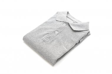 chemise pliée sur fond blanc
